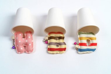 HBD, iyi ki doğdun harfler beyaz tuval arka plan üzerinde