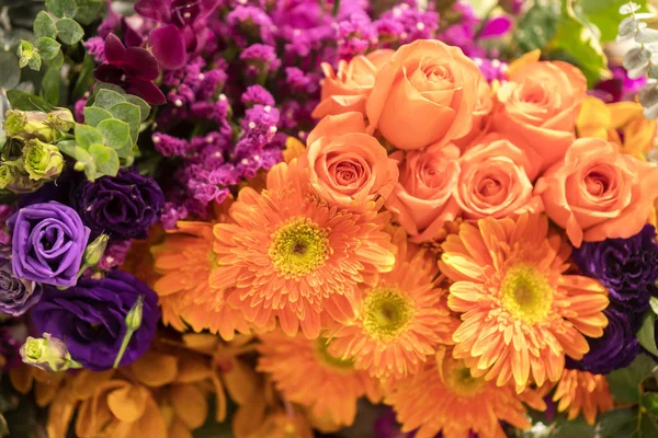 Смешанная цветочная композиция, разноцветные букеты цветов — стоковое фото