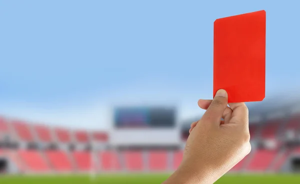 Судья показал красную карточку на поле — стоковое фото