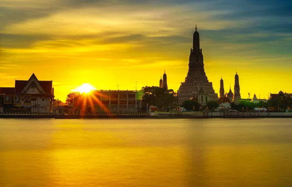 Belo templo na Tailândia ao pôr do sol — Fotografia de Stock
