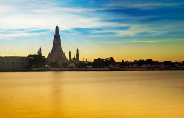 Prachtige tempel in Thailand bij zonsondergang — Stockfoto