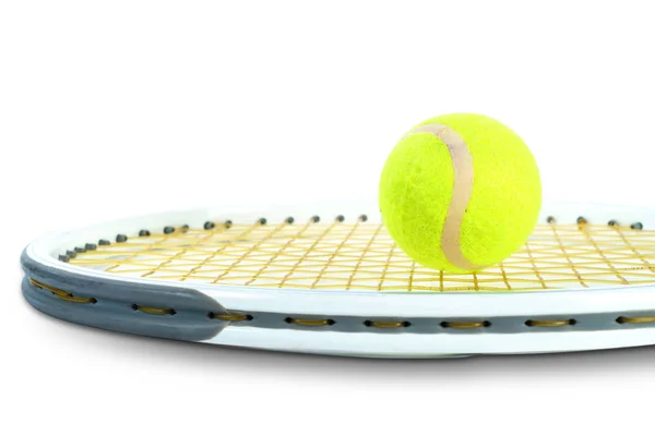 Тенісні ракетки і тенісний м'яч на білому тлі — стокове фото