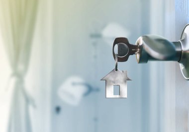 Anahtar deliğinde anahtarlarla kapıyı aç