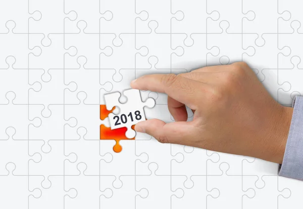 Hand halten Stück 2018 weißen Puzzle-Hintergrund, Solut — Stockfoto