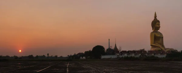 Panoramabilder des großen Buddha in Thailand mit Abenddämmerungshimmel — Stockfoto