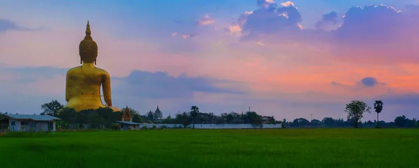 태국에서 큰 불상의 파노라마 이미지를 s에서 황혼의 하늘 — 스톡 사진