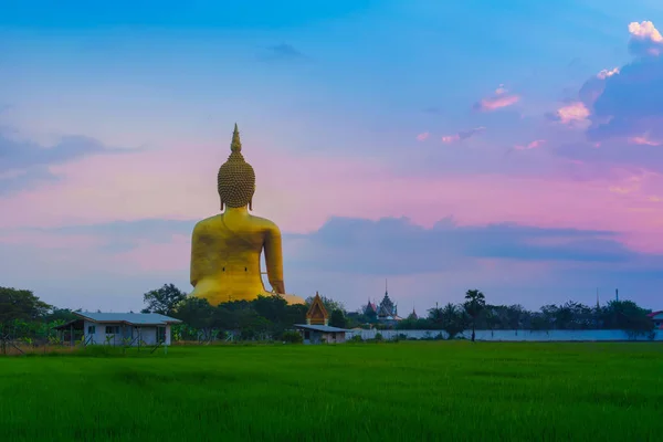 Großer Buddha in Thailand mit Dämmerhimmel bei Sonnenaufgang — Stockfoto