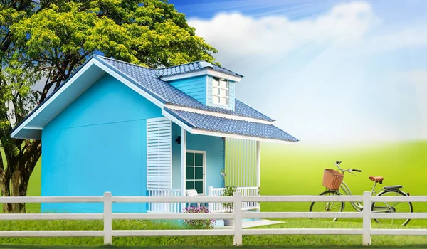 Kleines blaues Haus in schönem Garten — Stockfoto