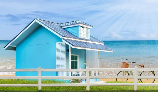 Pequeña casa azul y bicicletas en la hierba verde cerca del mar —  Fotos de Stock