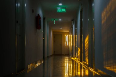 Geçit aydınlatma güneş ışığı arka plan ile kınamak içinde