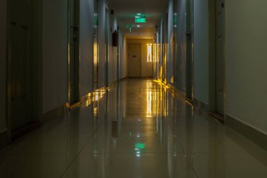 Geçit aydınlatma güneş ışığı arka plan ile kınamak içinde