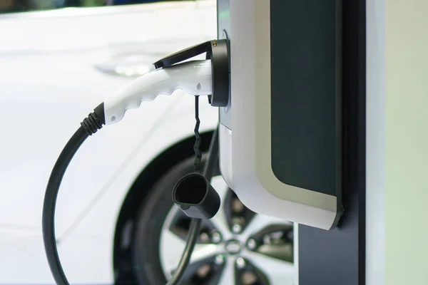Chargement d'une voiture électrique, Avenir du transport — Photo