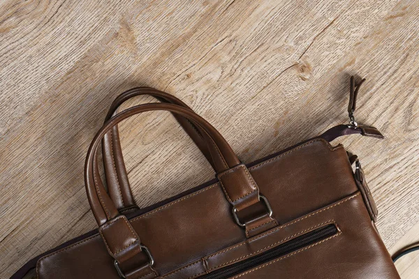 Kožená taška, na dřevěném prkénku pozadí — Stock fotografie