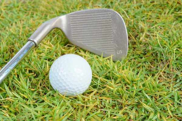 Golf klubok és a golf labda, zöld fű háttér — Stock Fotó