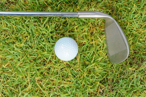 Clubes de golf y pelota de golf en el fondo de hierba verde —  Fotos de Stock
