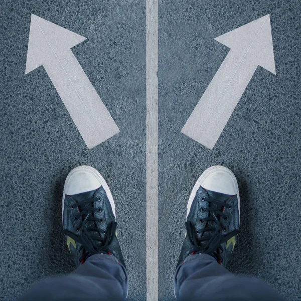 意思決定の選択肢と 2 つの矢印の靴のペア. — ストック写真