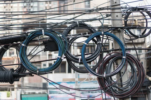 Enredo de cable de alimentación en los postes de alimentación en Bangkok Tailandia —  Fotos de Stock