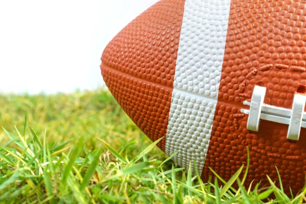 American Football bal op groen gras geïsoleerd op witte CHTERGRO Stockafbeelding