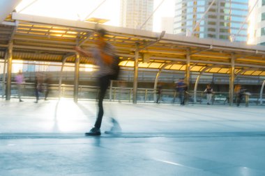 Şehirde insanlar çekimde bulanıklık