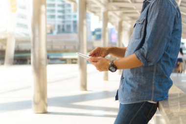 Adam şehir tablet bilgisayar kullanımı 