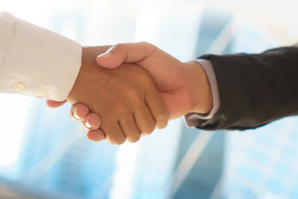 Closeup of Business people shaking hands — Stock Photo, Image