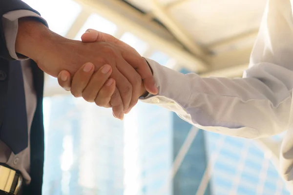 Closeup of Business people shaking hands — Stock Photo, Image
