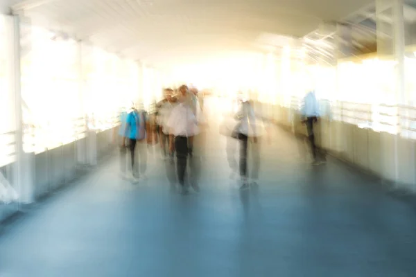 Mensen lopen in motion blur in de stad — Stockfoto