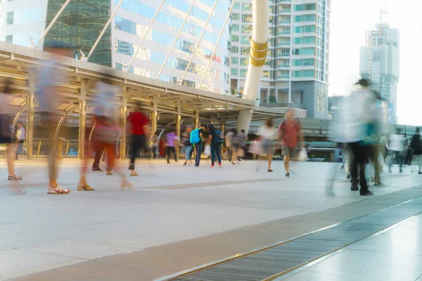 Mensen lopen in motion blur in de stad — Stockfoto