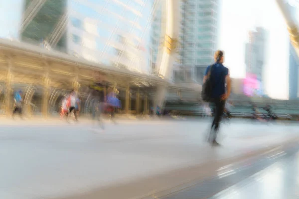 Mensen lopen in motion blur in de stad — Stockfoto