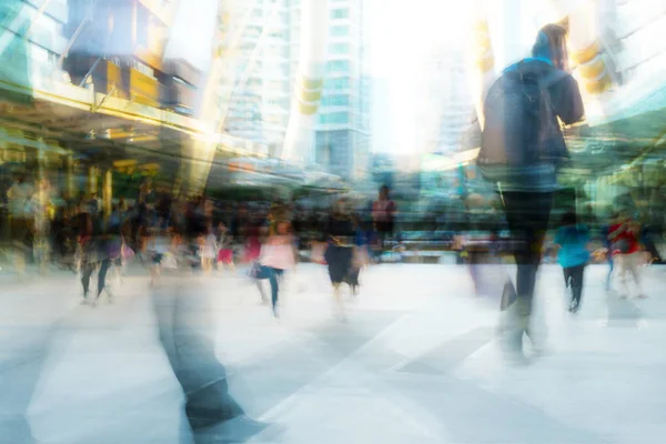 Mensen lopen in motion blur in de stad — Stockfoto