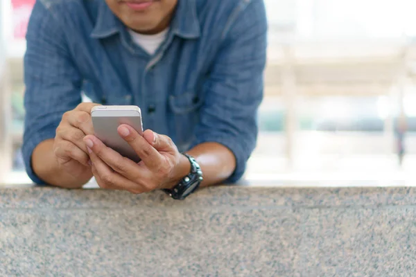 Muž využívání mobilního telefonu ve městě — Stock fotografie