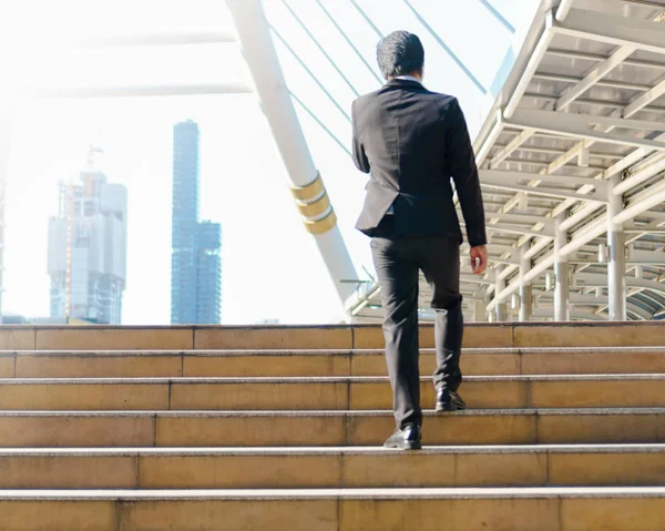 Empresario caminando al aire libre en la calle pasos en la ciudad —  Fotos de Stock