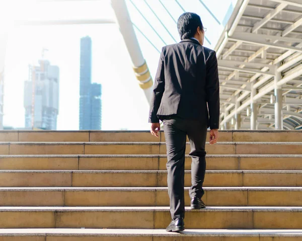 Empresario caminando al aire libre en la calle pasos en la ciudad —  Fotos de Stock