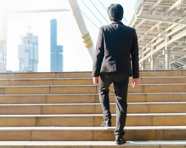 Empresario caminando al aire libre en la calle pasos en la ciudad —  Fotos de Stock