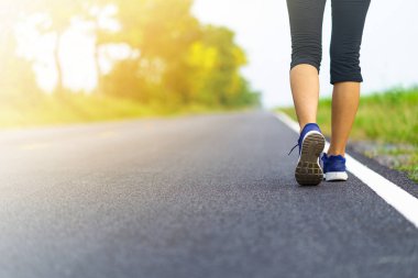 Yolda, eğitim sağlıklı fitness kadın çalışan kadın ayakları