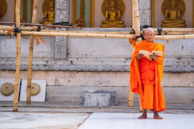 Tayland keşişler kitaplar okuyorsun
