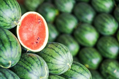 Birçok büyük yeşil karpuz