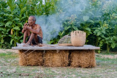 Yaşlı adam el sanatları bambu, yaşam tarzı bir halk thaila içinde