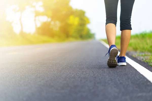 Pies de mujer corriendo por la carretera, Entrenamiento saludable de la mujer fitness — Foto de Stock