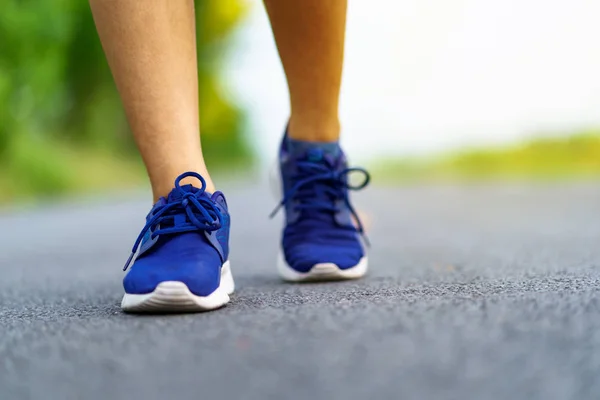 Pies de mujer corriendo por la carretera, Entrenamiento saludable de la mujer fitness — Foto de Stock