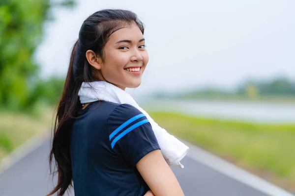 運動中に笑みを浮かべてスポーツウェアで美しい少女の肖像画 — ストック写真