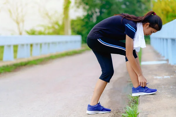 Flicka löpare försöker löparskor redo för jogging, lagning — Stockfoto