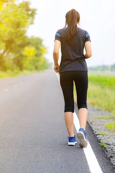 Hermosa chica corriendo por la carretera, Entrenamiento saludable mujer fitness — Foto de Stock