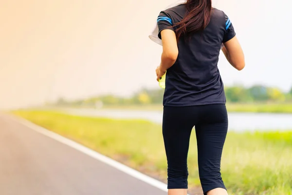 Hermosa chica corriendo por la carretera, Entrenamiento saludable mujer fitness — Foto de Stock