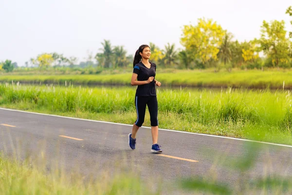 Hermosa chica corriendo por la carretera, Entrenamiento saludable mujer fitness — Foto de Stock