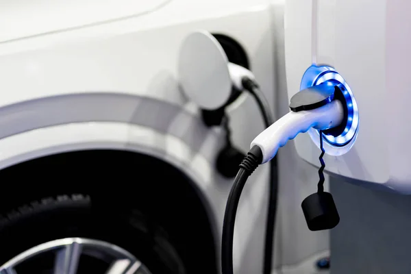 Ricarica dell'accesso della batteria di un'automobile elettrica al veicolo electrificati — Foto Stock