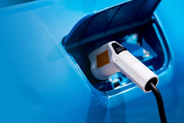 Carga de un coche eléctrico de acceso a la batería del vehículo electrificati —  Fotos de Stock