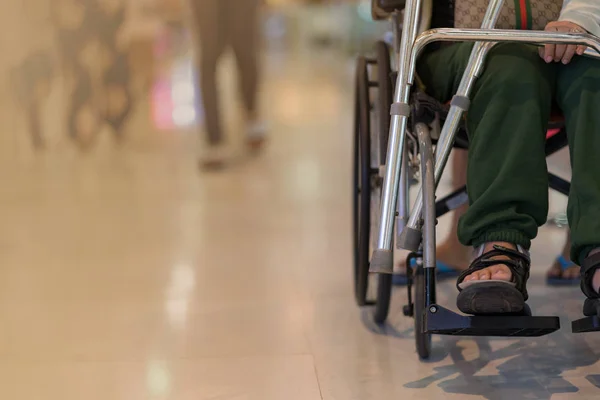 Front view of woman on wheelchair during in in in exhibition hall — стоковое фото