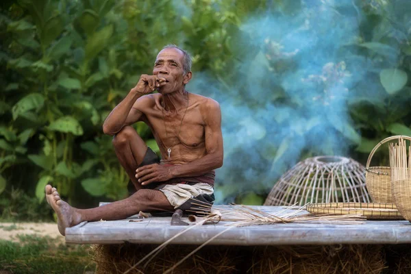 İhtiyar bir adamın yaşam tarzı bir halk el sanatları bambu — Stok fotoğraf