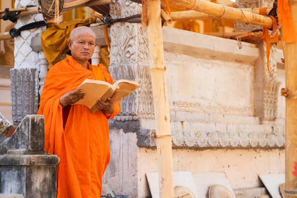 Munkar i Thailand läser böcker — Stockfoto